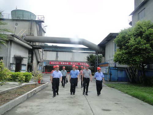 永安雙華公司鄧焱珍：省機(jī)電控股公司黨委書記、董事長(zhǎng)王會(huì)錦查看現(xiàn)�?_調(diào)整大小.JPG
