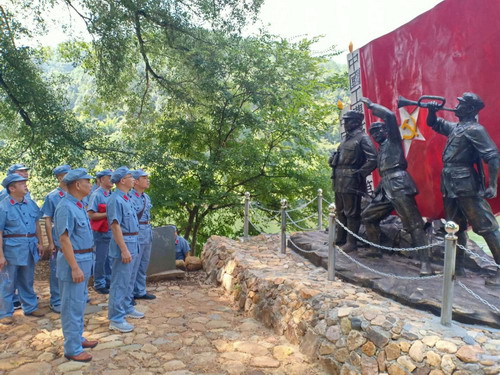 永安分公司劉卿云：支部黨員在參觀紅軍渡江戰(zhàn)役烈士群雕_調整大小.jpg