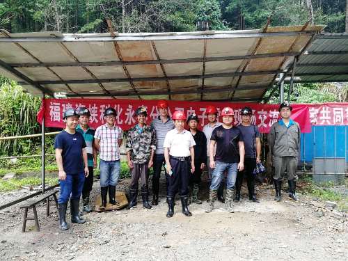 （調(diào)整建議采用）海科永春 李南�?永春分公司電子雷管推廣小組到邵武片區(qū)召開為期兩天的電子雷管現(xiàn)場(chǎng)交流會(huì) ( 洛田熒石礦現(xiàn)場(chǎng)指導(dǎo)小斷面爆破作業(yè)).jpg