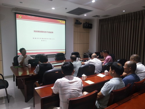 省民爆張耀�?黃朝元書(shū)記給德化物資公司全體員工上黨課_調(diào)整大小.jpg