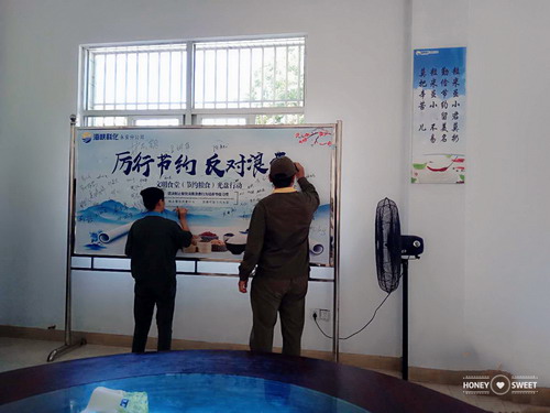 永安分公司林艷紅：“光盤行動”進行時——永安分公司開展“光盤行動”承諾簽名活動_調(diào)整大小.jpg