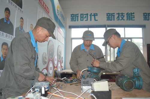 吳瑤：技術比武展風采 比學趕超干勁足_調整大小.JPG