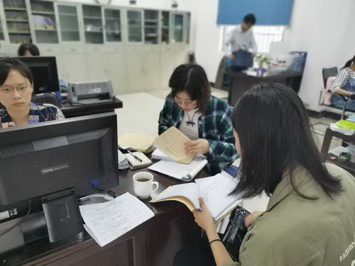 劉娟莉：圖為檢查組對分公司財務(wù)部進行檢查_調(diào)整大小.jpg