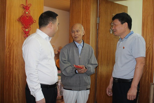 永安分公司鄭若男：海峽科化公司黨委委員、紀(jì)委書(shū)記何浦寨到永安分公司慰問(wèn)60年以上黨齡老黨�?(3)_調(diào)整大小.JPG