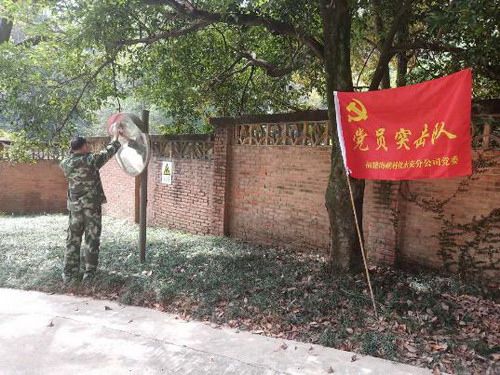 永安分公司劉卿云：黨員突擊隊(duì)隊(duì)員在清理反光鏡_調(diào)整大小.jpg