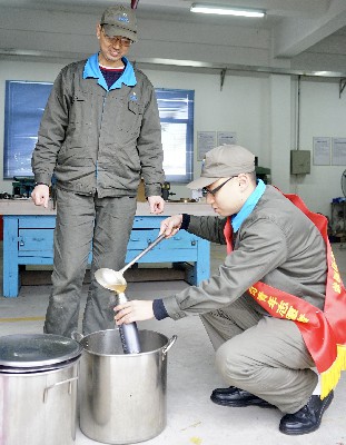 葉莉：龍巖分公司機關后勤黨支部黨員手工熬制姜湯送往洞庫、車間等地~1.jpg