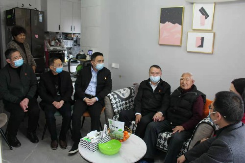 永安分公司l賴寶祿：省機電控股公司黨委委員、副總經(jīng)理陳伯煒到永安分公司走訪慰問離休干部和困難職�?(2)~1.jpg