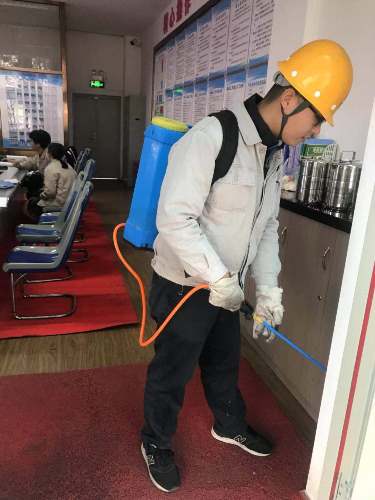 正月初一一線員工王瑾堅(jiān)持疫情防控做好生產(chǎn)區(qū)域的消毒消殺工作(改）.jpg