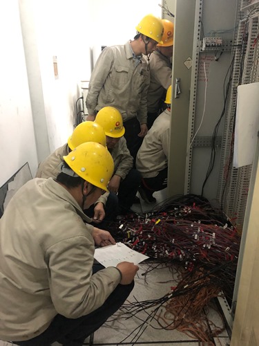 正月初四電儀班一行進(jìn)行機(jī)柜搬遷線路改造工�?改）.jpg