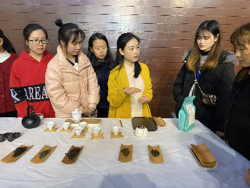 烽林連珂瑩：烽林分公司團(tuán)員青年參加“青心茶�?品味國(guó)學(xué)”青年茶藝培�?.png