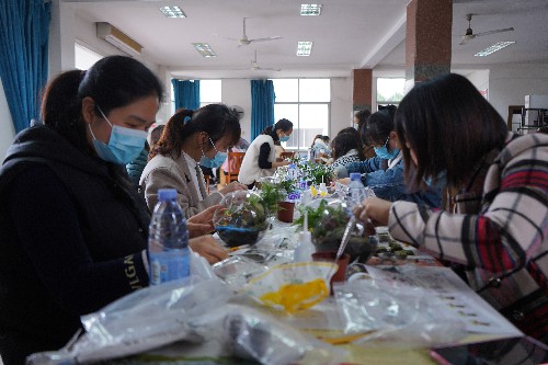 烽林連珂瑩：烽林分公司舉辦慶“三八”花藝、微景觀植物DIY活動(dòng)3~1.jpg