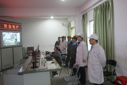 陳劍鋒：省機(jī)電控股公司黨委委員、副總經(jīng)理陳伯煒一行深入龍巖分公司生產(chǎn)一線進(jìn)行檢查~1.jpg