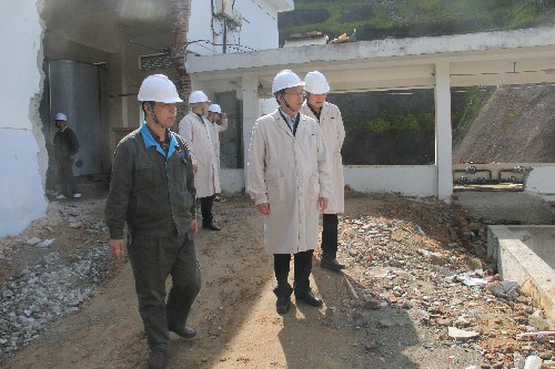胡幼華：圖為顏建議深入分公司技改施工現(xiàn)場(chǎng)進(jìn)行實(shí)地勘察~1.jpg