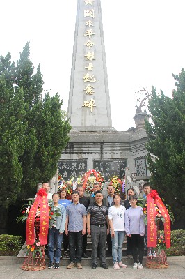 陳宏金：圖為機關黨支部祭掃活動現(xiàn)場~1.jpg