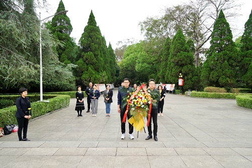 吳瑤：敬獻(xiàn)花籃（改）.jpg