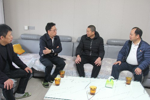 福安分公司胡廷淦：圖�?2�?2日海峽科化公司黨委副書記、總經(jīng)理顏建議走訪慰問福安分公司“一對一結(jié)對幫扶”困難職工~1.jpg