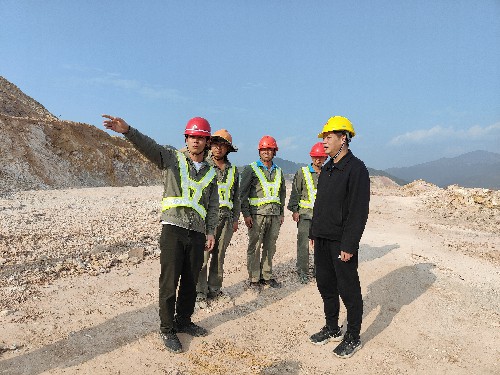 民化建設(shè)+楊紅�?福建龍鋼項目土石方爆破工程現(xiàn)場~1.jpg