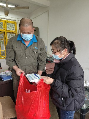 ?？朴来?孫巧�?用心做好“娘家人�?海峽科化永春分公司工會(huì)關(guān)愛“再行動(dòng)�? (2)~1.jpg