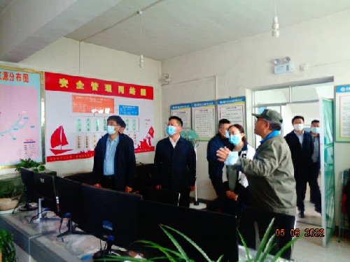 青海青樂公司楊玉偉檢查現(xiàn)場~1.jpg
