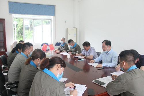 福安分公司胡廷淦：圖為吳彩洪聽取張瑞林匯報(bào)情況~1.jpg