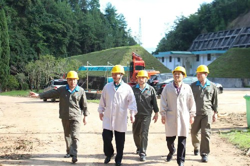 海峽科化永安分公司荊東杰：省機電控股公司黨委委員、副總經(jīng)理吳大文到海峽科化永安分公司調(diào)研指導汛期災后自救及復工復產(chǎn)工作照�?~1.jpg