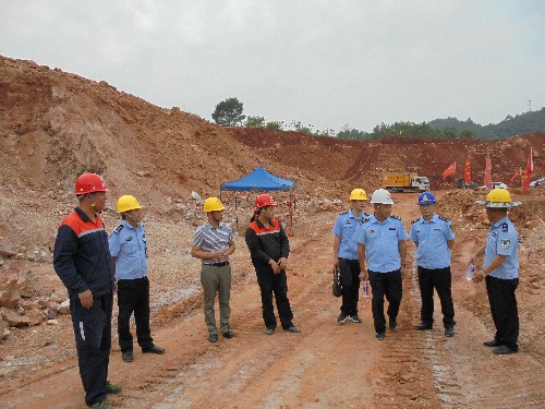 富興建設(shè)公司+盧玉�?三明市公安局、應(yīng)急局聯(lián)合檢查組在富興建設(shè)公司項(xiàng)目施工現(xiàn)場(chǎng)檢查~1.jpg