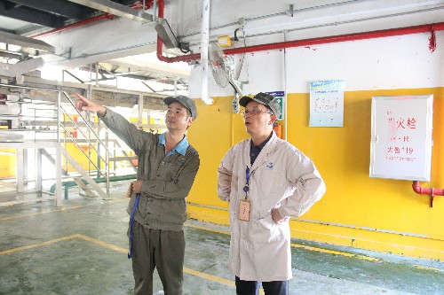 福安胡廷淦：圖為顏建議到車間現(xiàn)場(chǎng) (1)~1.jpg