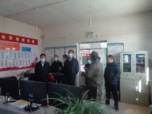 海東市市委常委、副市長(zhǎng)梁榮勃一行到青樂(lè)公司檢查指導(dǎo)工�?(2)~1.jpg