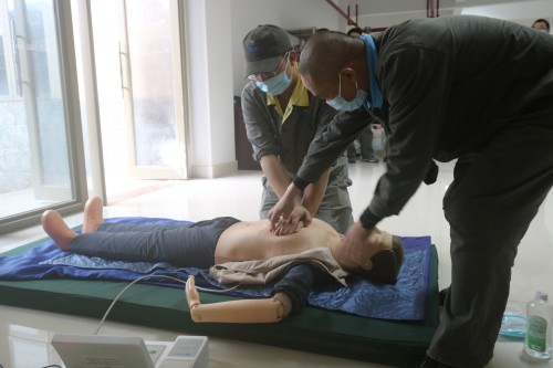 格式工廠龍巖分公�?劉銀+心肺復(fù)蘇實(shí)戰(zhàn)演練現(xiàn)場(chǎng).jpg