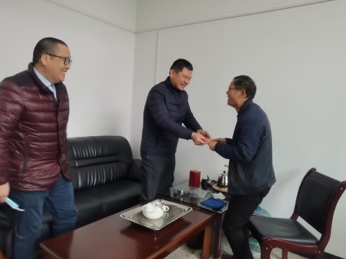 格式工廠民化建設(shè) 徐澍�?海峽科化公司黨委委員、董事、副總經(jīng)理祁忠清到民化建設(shè)公司春節(jié)送溫�?.jpg