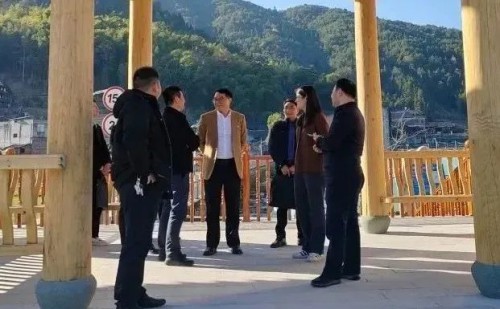 海峽科化公司黨委書記、董事長(zhǎng)吳彩洪到福安市城陽(yáng)鎮(zhèn)仙嶺村調(diào)研鄉(xiāng)村振興工作并慰問駐村干部3.jpg