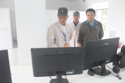 格式工廠福安胡廷淦：圖為顏建議一行到車間現(xiàn)場調(diào)研指導(dǎo) (1).jpg