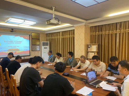 格式工廠烽林陳濤：海峽科化公司黨委委員、副總經(jīng)理張賢鋒到烽林分公司科二黨支部上專題黨課1.jpg