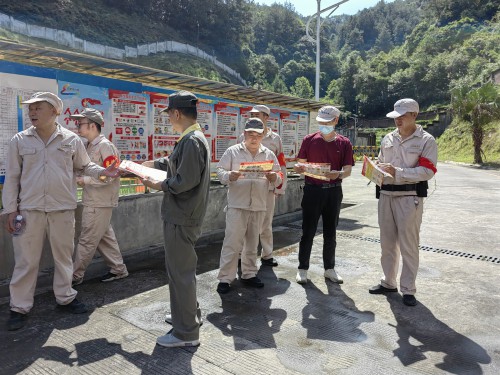 格式工廠發(fā)放消防安全手冊(cè).jpg