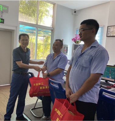 永安雙華公司許麗珠：海峽科化公司工會到永安雙華公司開展“送清涼”慰問活�?~1.jpg